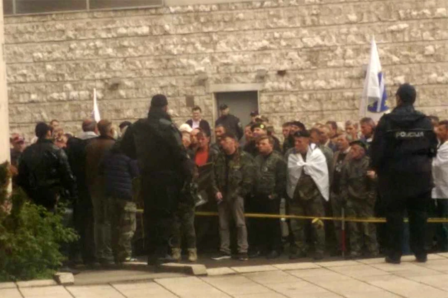 Obračun s policijom: Borci pokušali ući u Parlament FBiH