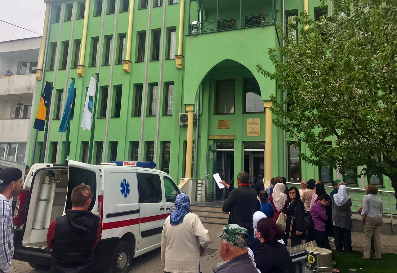 VIDEO | Spalio se u zgradi Općine   