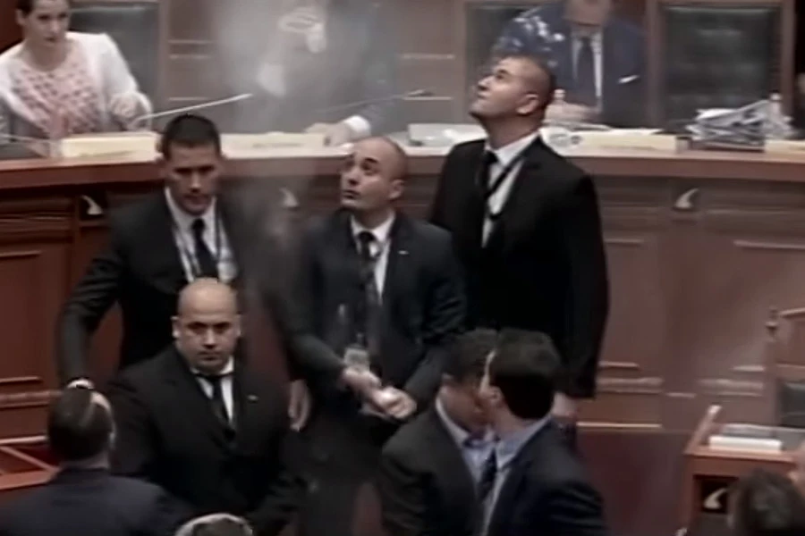 Kaos u parlamentu: Premijera i ministre gađali brašnom i jajima