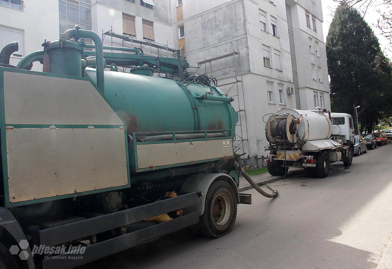 Zbogom, poplave? Čiste se šahtovi ''vodene'' mostarske ulice