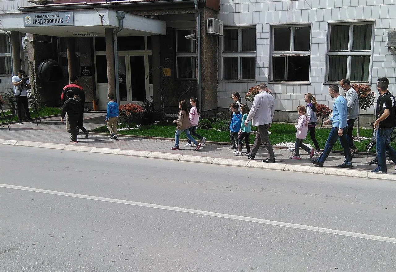 Roditelji i djeca iz Liplja prekinuli štrajk glađu