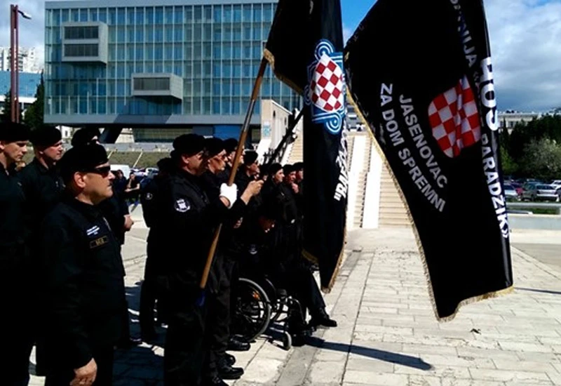 Split: Pripadnici HOS-a se postrojili uz pozdrav ''Za dom spremni''