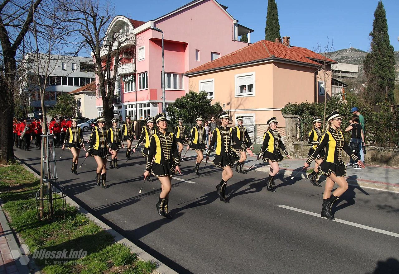 Defileom započelo otvaranje 20. Mostarskog proljeća
