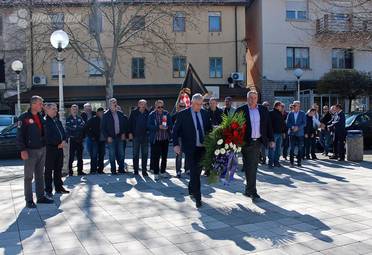 Sirenama za uzbunjivanje i polaganjem vijenaca obilježeno 26 godina od raketiranja Širokog Brijega