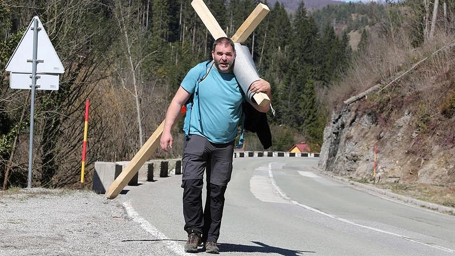 Čovjek s križem hitno treba liječnika
