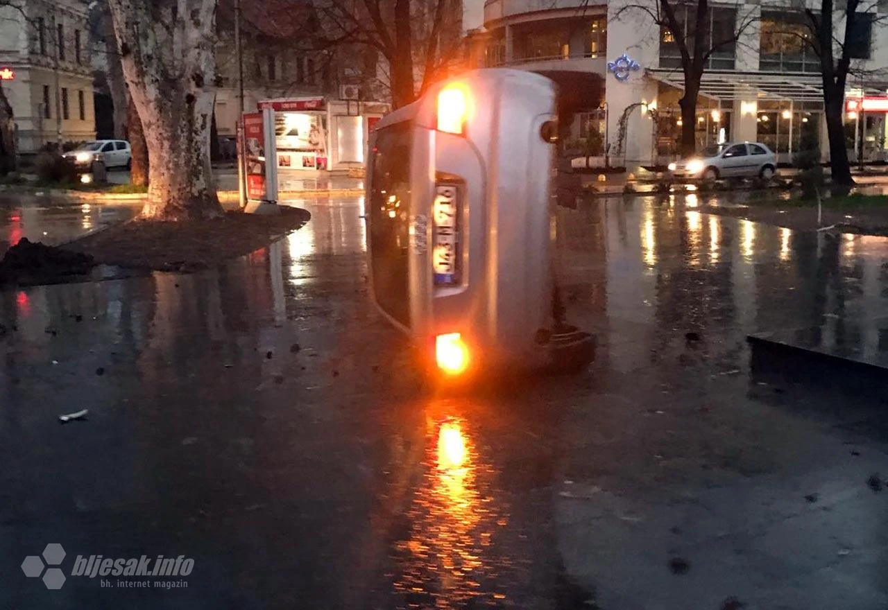 Automobilom se prevrnuo pred spomenikom na Rondou
