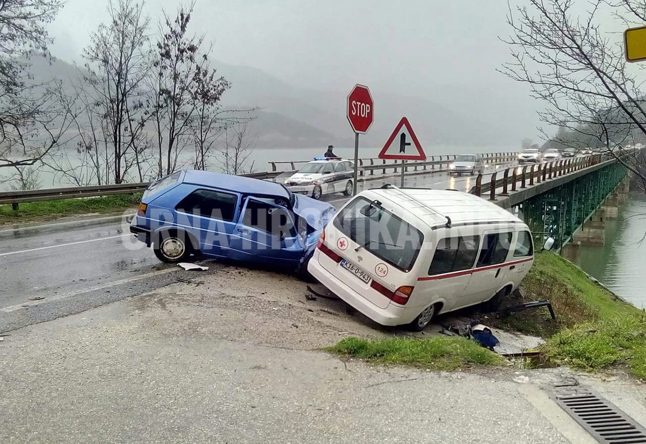 Kod Konjica: Sudar Golfa i Hitne pomoći, dvoje ozlijeđenih