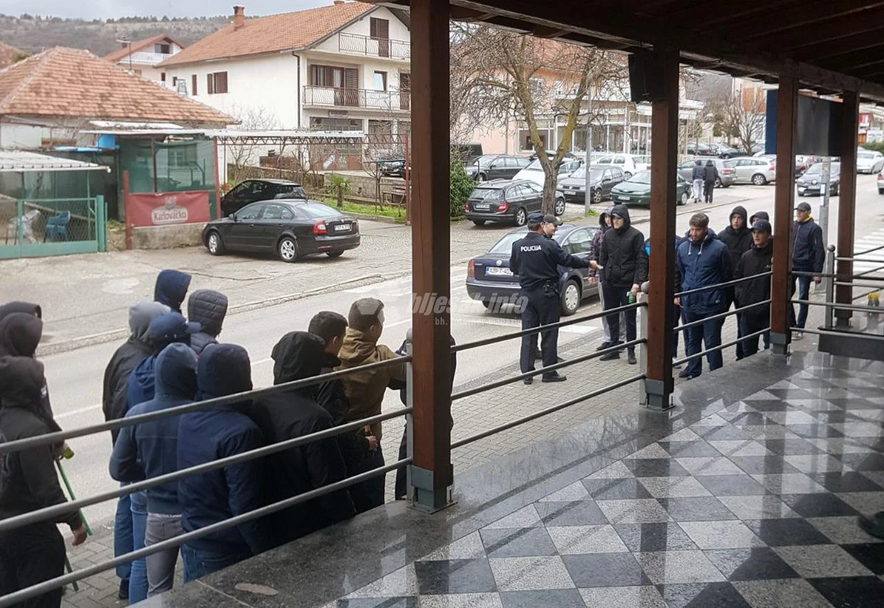 VIDEO | Tučnjava navijača Širokog i Zrinjskog: Letjele baklje, boce...