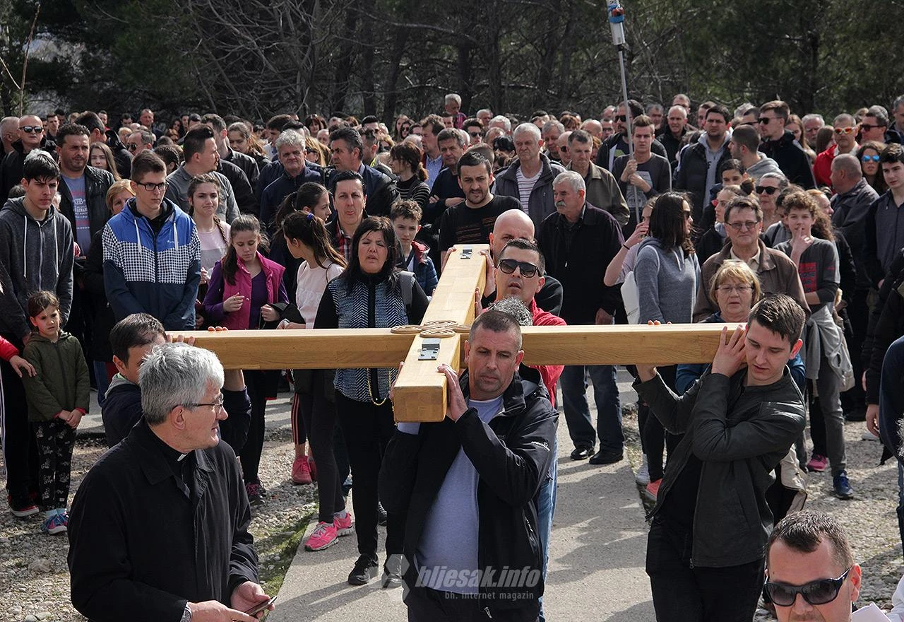 Tisuće vjernika pohodilo Križni put na brdo Hum