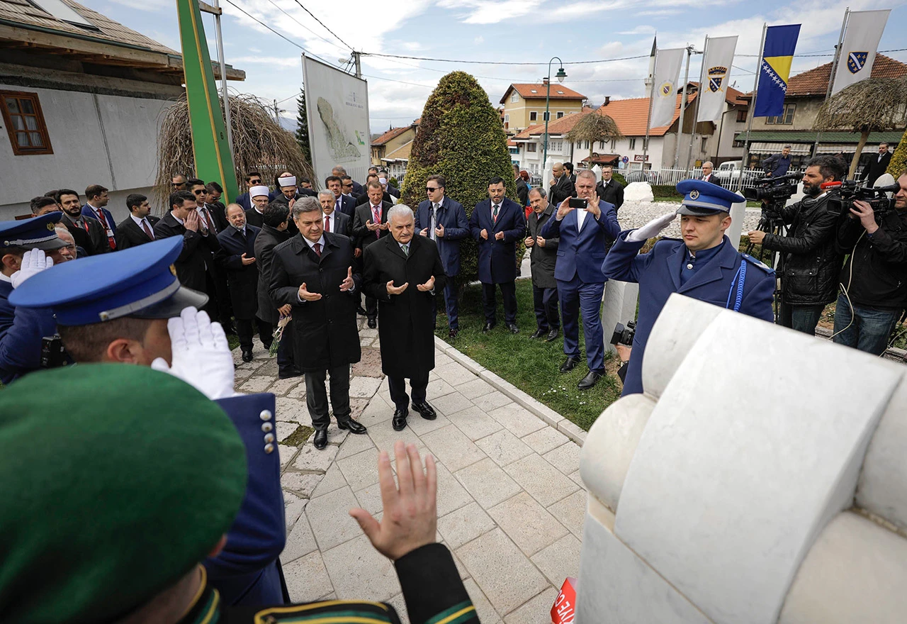 Zvizdić i Yildirim položili cvijeće na mezar Aliji izetbegoviću