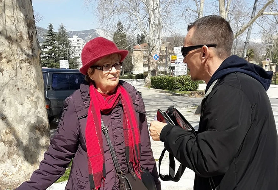 Mostarac dijelio novčanu pomoć sugrađanima