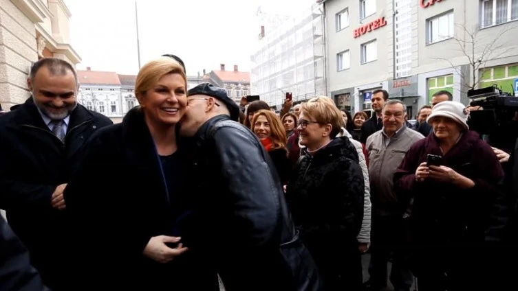 Vi ste najbolja predsjednica: Kolinda dobila pusicu u vrat