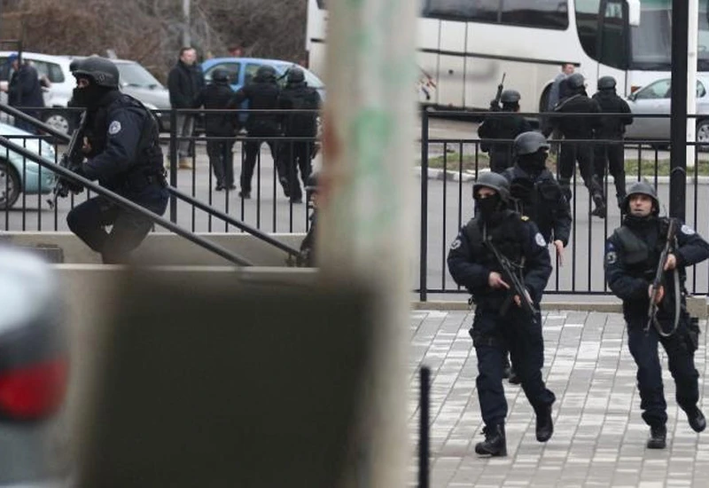 Opsadno stanje u Mitrovici: Gradom odjekuju pucnjevi i sirene za uzbunu