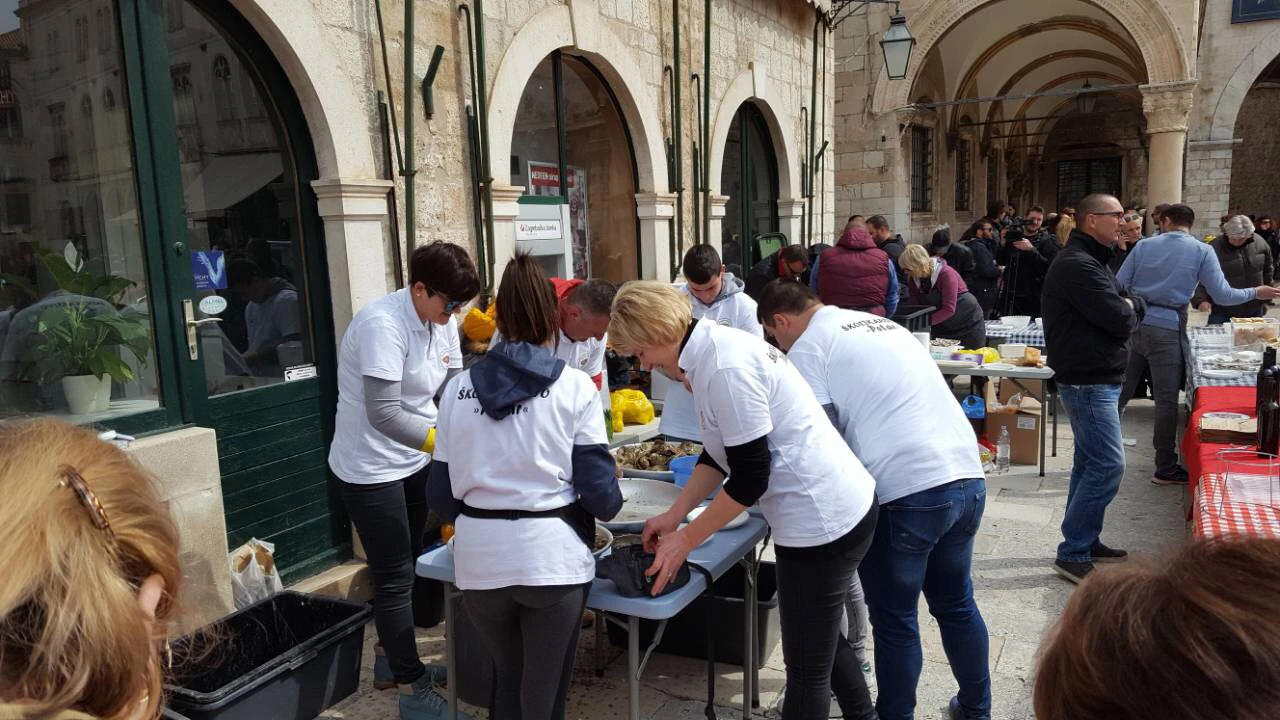 Brojni domaćini i turisti uživali u Festi od kamenica