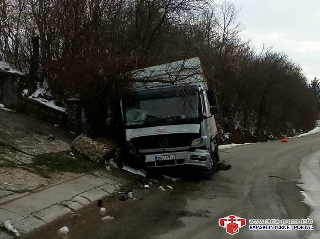 Rama-Tomislavgrad: Kamion završio u jarku
