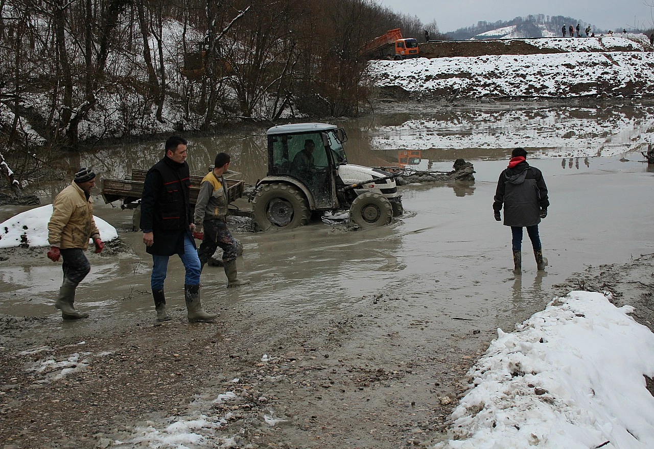 Popustila brana u rudniku, jalovina istekla u rijeke