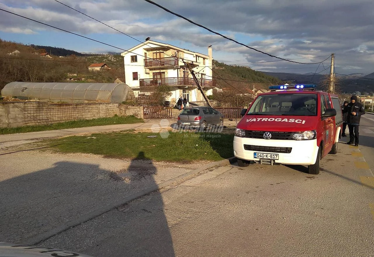 Stolac: Peugeotom iščupao betonski stup, dvije osobe ozlijeđene