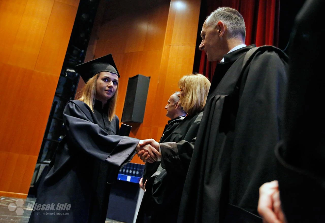 FPMOZ: Promovirana 83 magistra struke i 117 prvostupnika