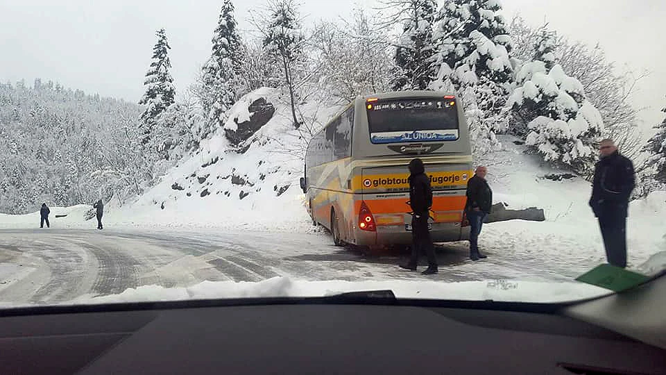 Autobus Globtoura se zabio u brdo