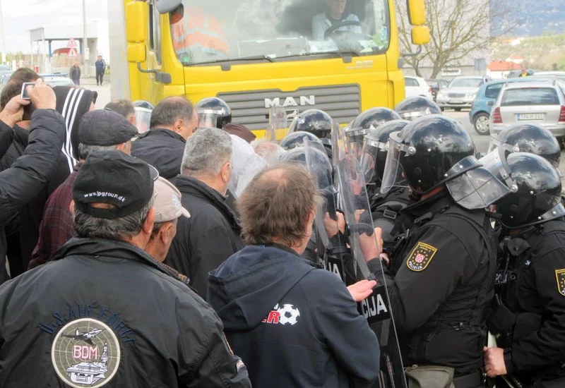 Ljubuški: Branitelji pred policijom brane uhićenog kolegu