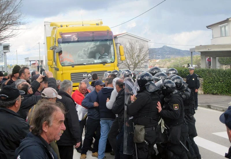 Specijalci upotrebom sile prekinuli prosvjed u Ljubuškom