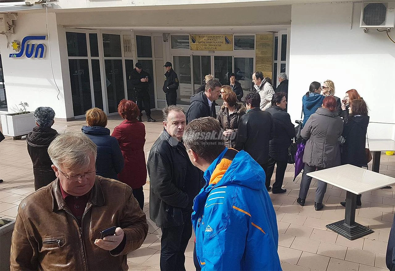 Radnici Hotela Ero čekaju Novalića ispred zgrade Vlade u Mostaru