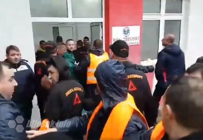 VIDEO | Nakon utakmice fizički napadnuti suci susreta u Mostaru