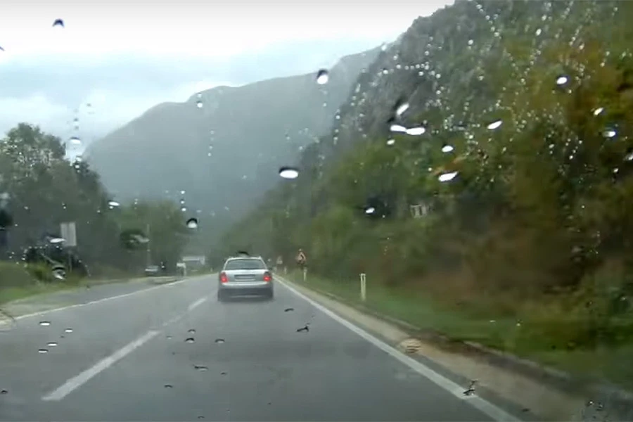 Zbog jakih pljuskova otežno prometovanje na većini cestovnih pravaca u BiH
