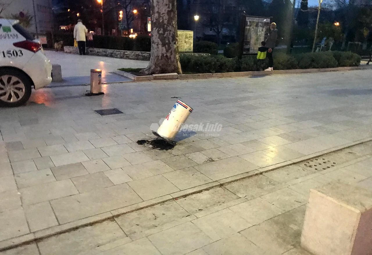 Mostar: Izvaljen parking stup na ulazu u Šetnicu