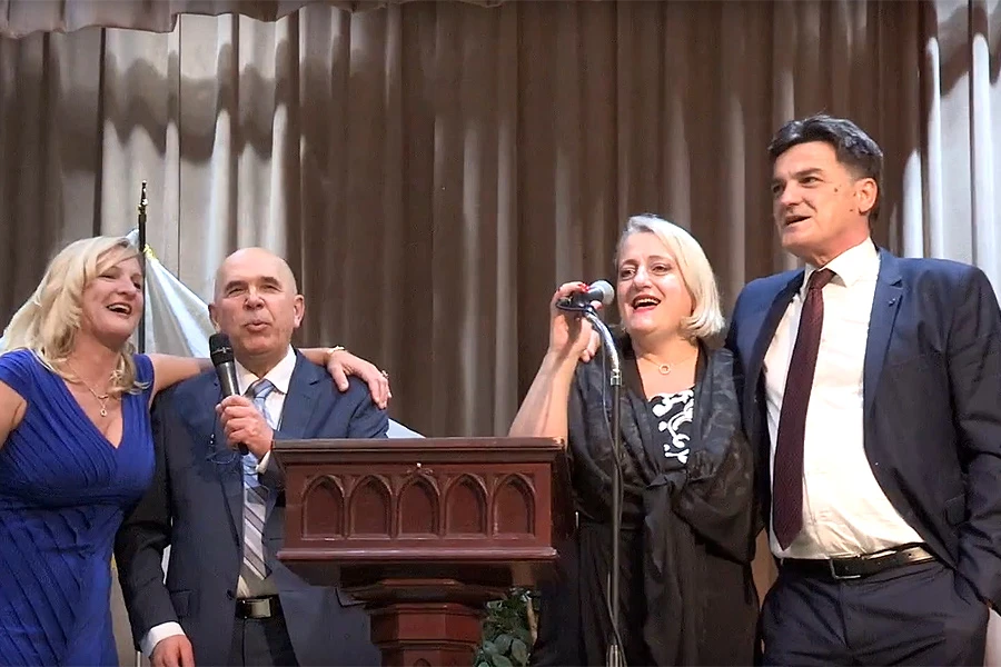 Prvi glas Parlamenta BIH: Pogledajte kako Diana Zelenika u Kanadi pjeva ''Moja Hercegovina''
