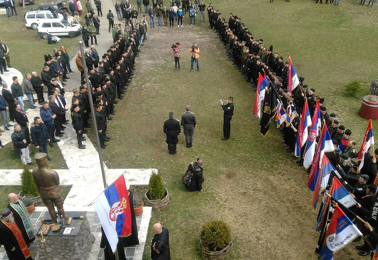 Četnici se postrojili kod Višegrada i veličali ratnog zločinca Mihailovića