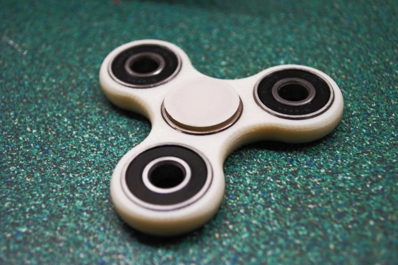 Popularni "fidget spinneri" mogu biti opasni za djecu
