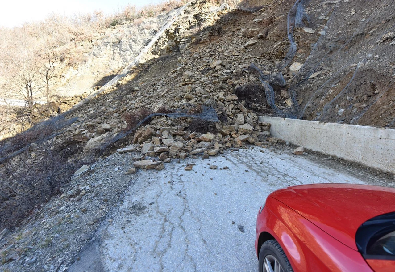 Vozači oprez, česti su odroni zemlje i kamenja