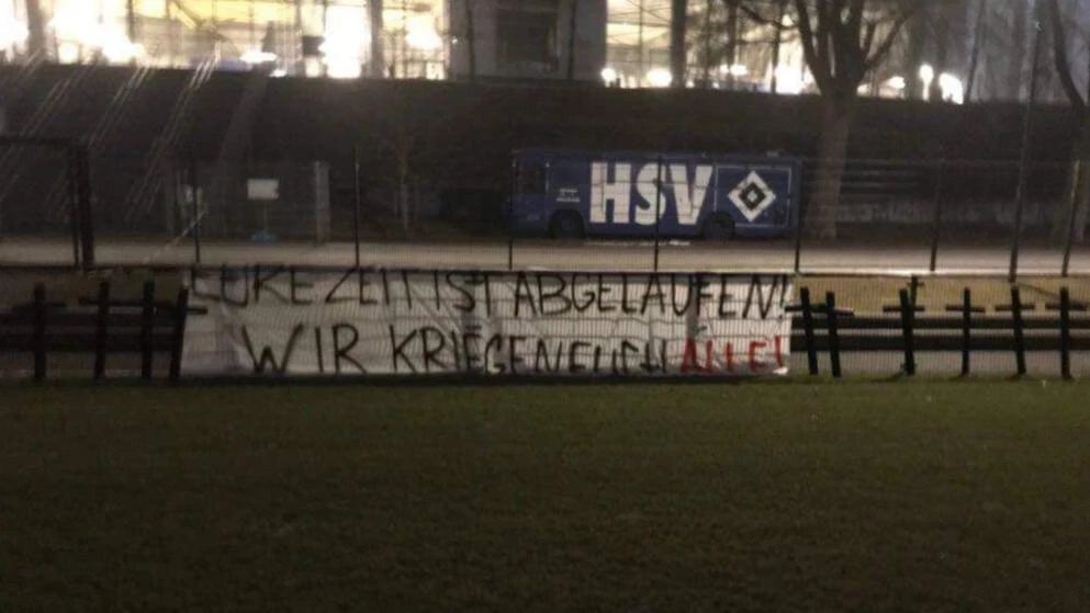 Grobljanski križevi i poruka "Vaše je vrijeme isteklo! Sve ćemo vas uhvatiti!"