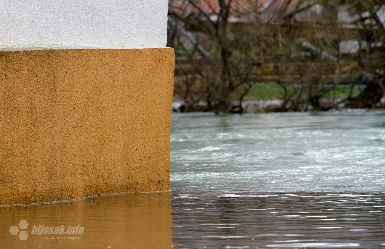 Mostar: Rijeka se izlila na cestu