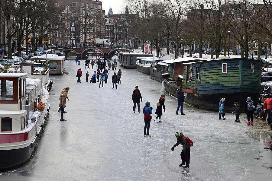 U Amsterdamu je toliko hladno da se ljudi kližu po zaleđenim kanalima