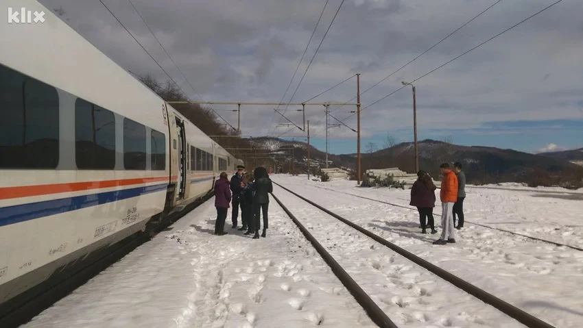 Mostar-Sarajevo: Vlak zapeo u snijegu, putnici se satima smrzavali