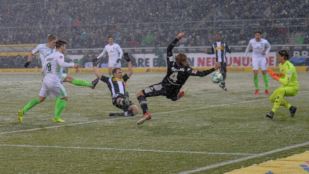 Zbog video tehnike: Borussia (M) i Werder igrali bijelom loptom na snijegu