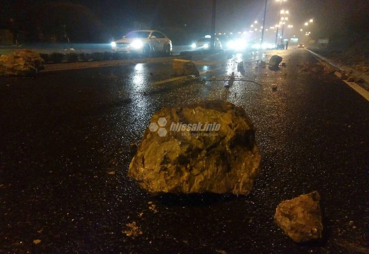 Mostar: Automobil se zabio u odron, dvije osobe ozlijeđene