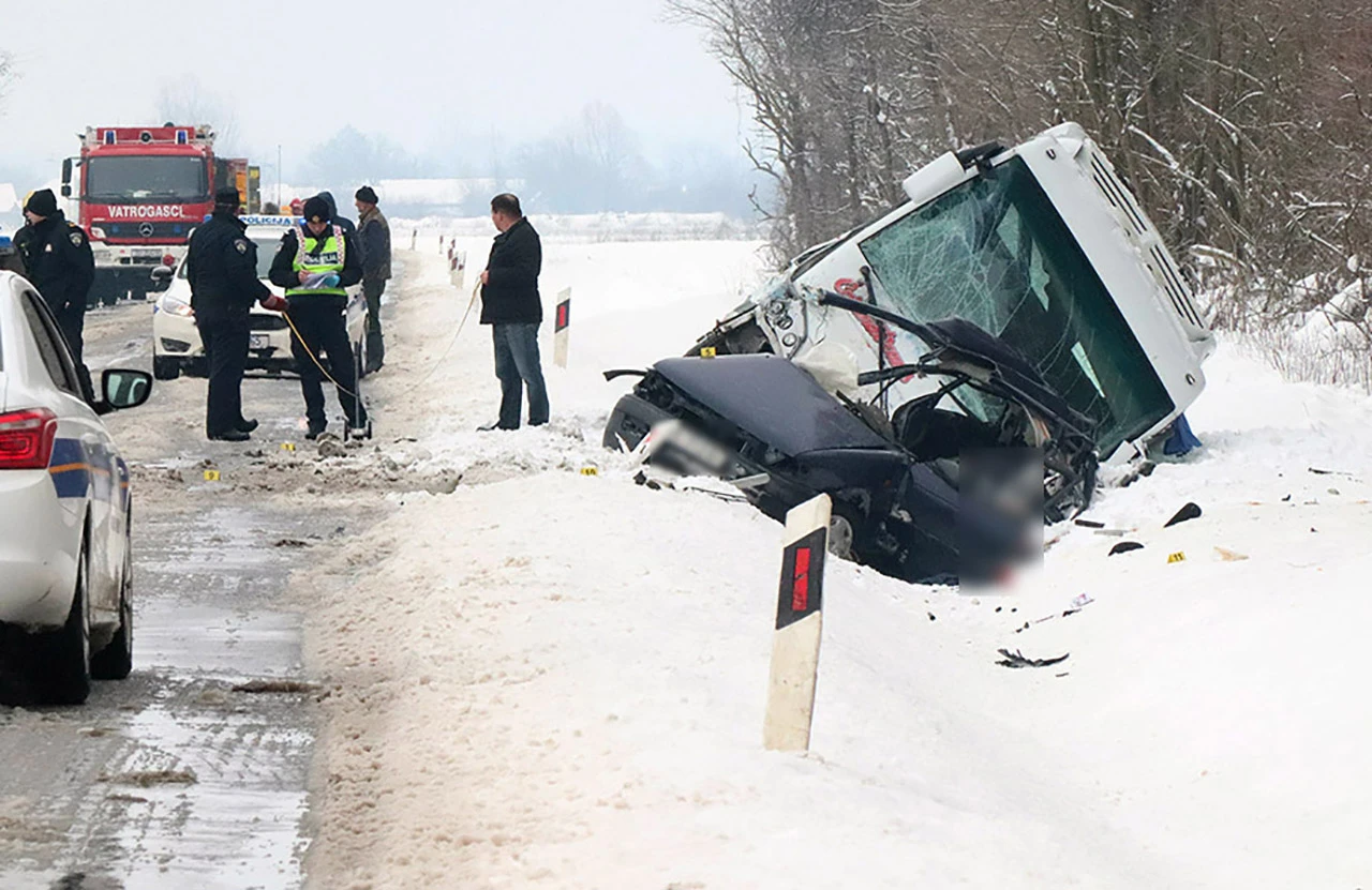 U sudaru minibusa i osobnog auta poginule tri osobe