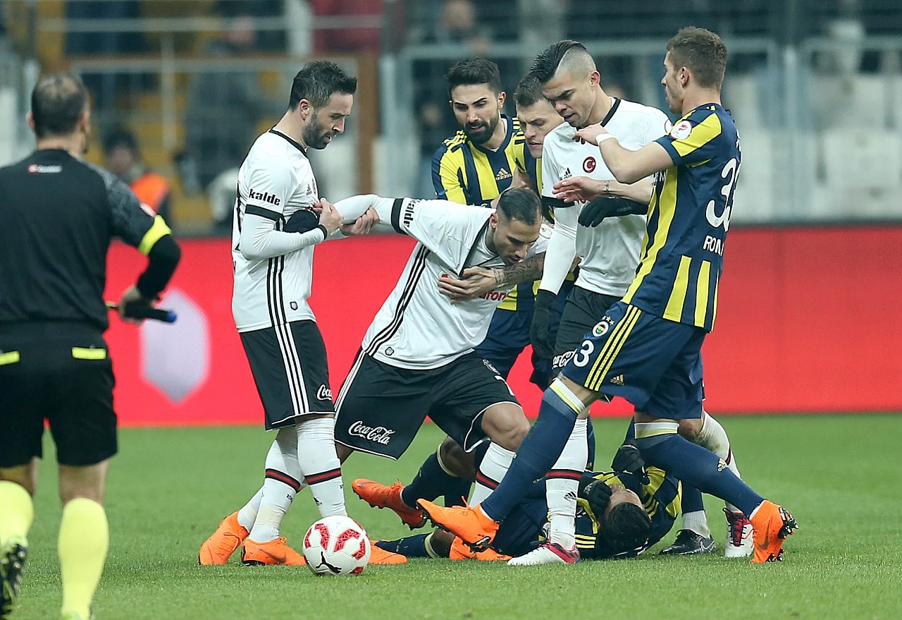 Tri crvena kartona: Kaos na derbiju Bešiktaša i Fenerbahčea