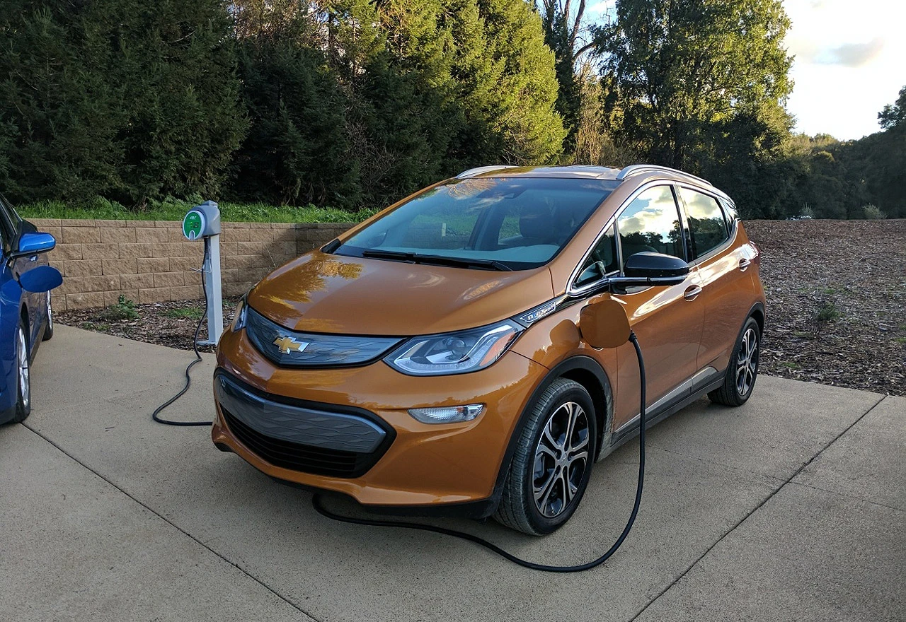 Ukrao električni automobil, ali ga nije znao pokrenuti