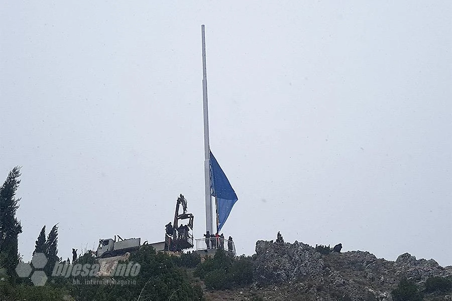 Jedna od najvećih zastava u zemlji vijori se iznad Mostara