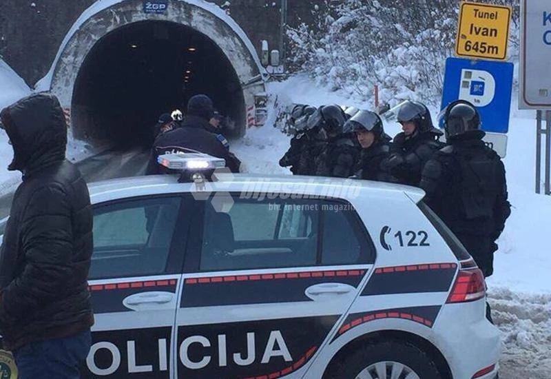 Vozači satima u kolonama, nestaje im vode i hrane, djeca se smrzavaju...