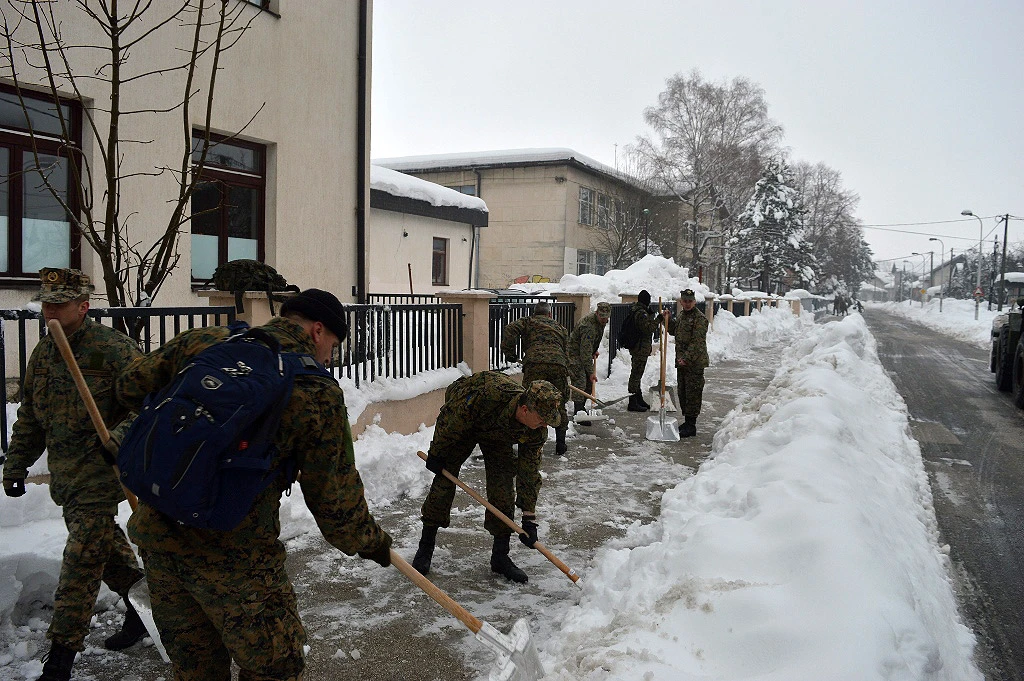Oružane snage BiH angažirane na čišćenju snijega