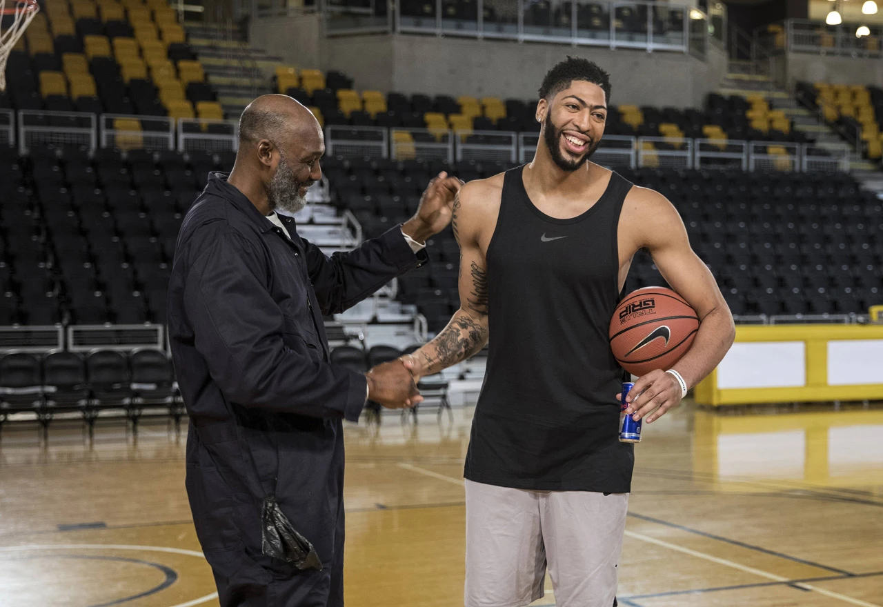 Pogledajte kako se Karl Malone maskirao i našalio s Anthonyjem Davisom