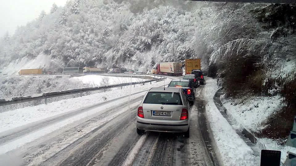 Popriječeno teretno vozilo na dionici Mostar - Jablanica