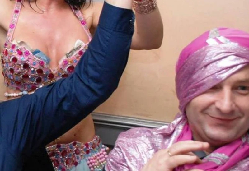 Novi tuzlanski premijer u društvu trbušne plesačice glumi šeika