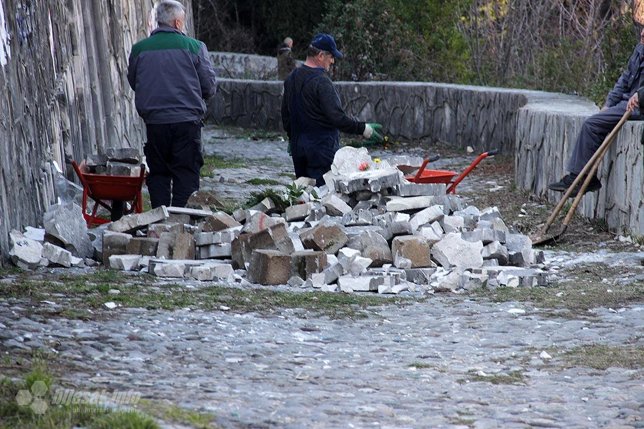 Mostarska ''Partiza'': Cvijeće razbacano, ploče na sigurnom