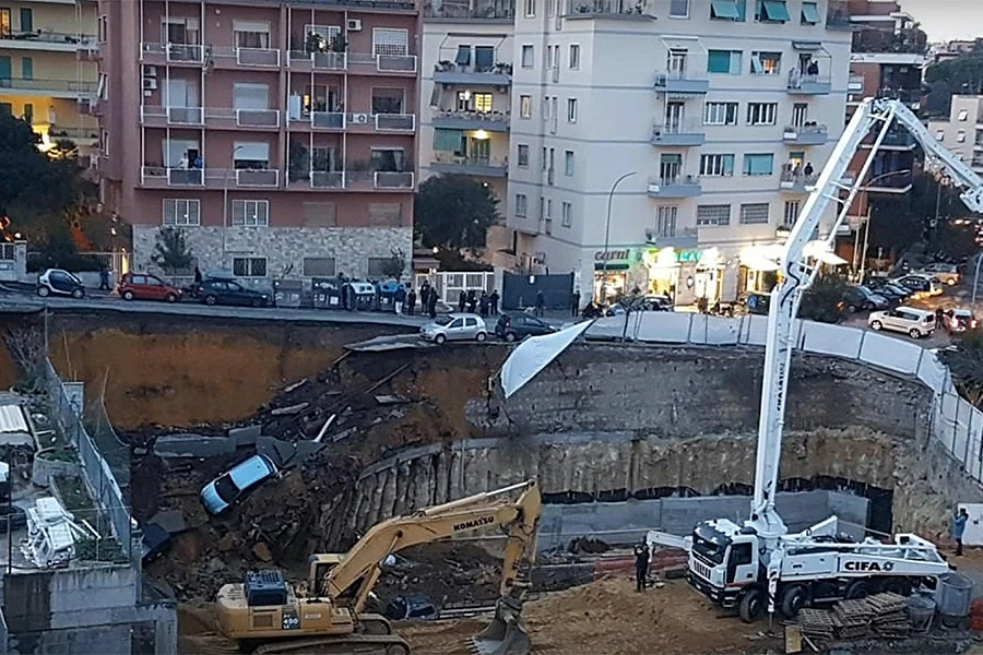 Golema rupa progutala parkirana vozila
